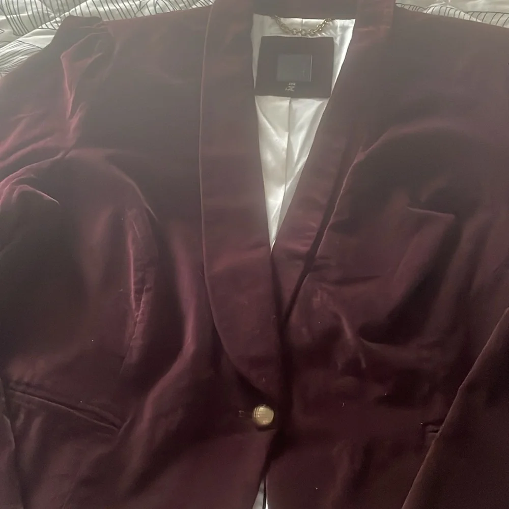 Elegant Burgundy Velvet Blazer - Picture 3 of 4